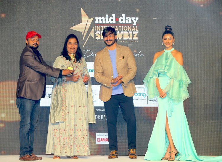 Ashwani Shukla awarded with International PR Icon 2021 award at Mid Day International Icon Awards ceremony
